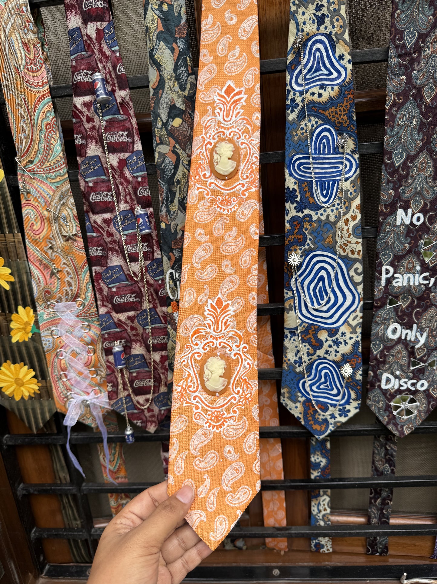 Vienicci Handpainted Frame vintage silk tie
