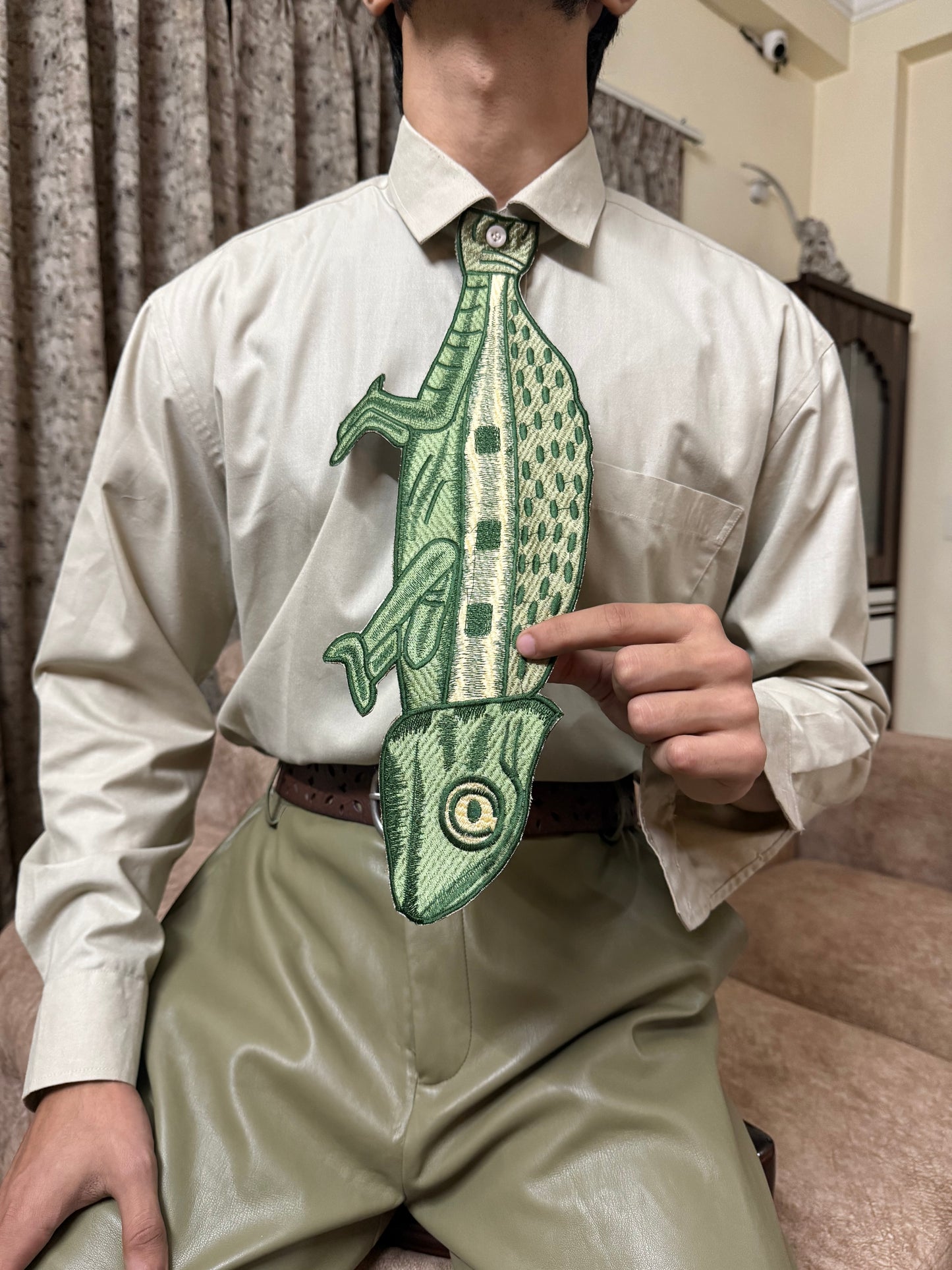 Embroidered Gecko tie