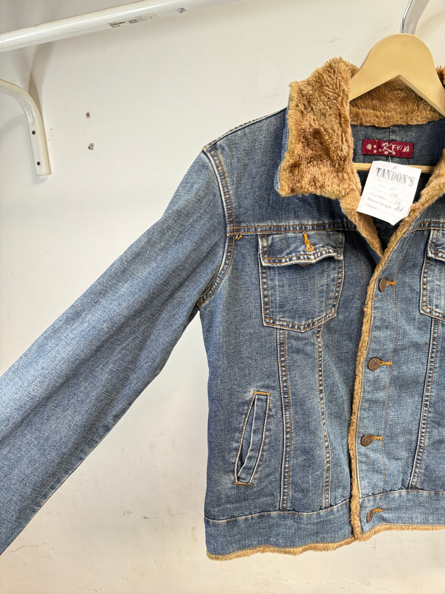 Emi  Denim Jacket whit. Fur collar