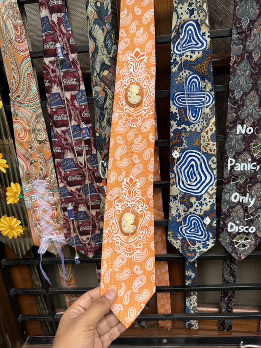 Vienicci Handpainted Frame vintage silk tie